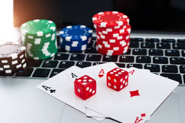 Bandar Poker live dealer table on gold togel with card distribution